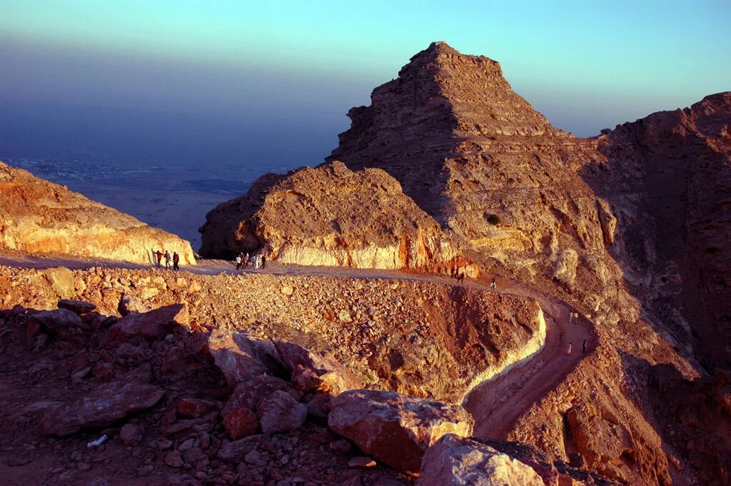 Горы в дубае. Гора Джебель Хафит. Гора Джебель Хафит в ОАЭ. Гора Джабаль йибир. Джабаль-Хафит Оман.