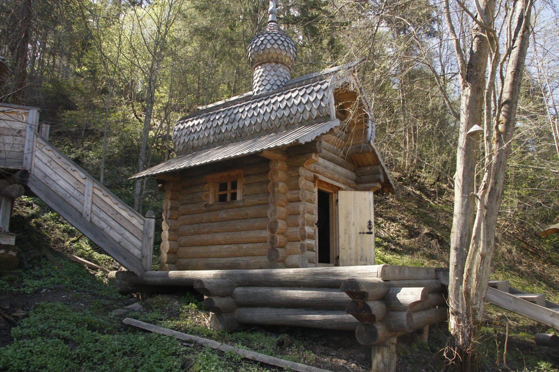 Сергиев родник. Родник Сергия Радонежского Гремячий ключ. Святой источник Сергия Радонежского. Источник Сергия Радонежского Сергиев Посад. Купель Сергия Радонежского.