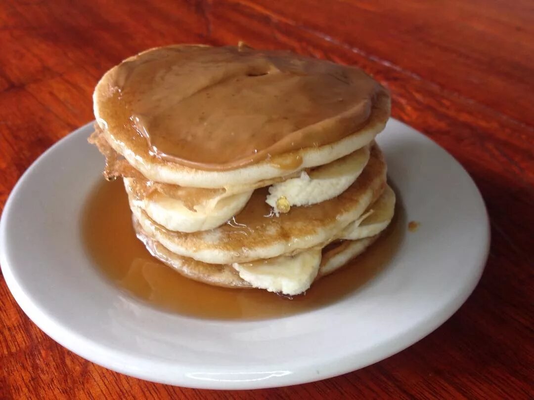 банановые оладьи пышные. оладьи с бананом. панкейки с бананом и апельсином. оладьи с бананом и овсяными хлопьями. панкейки с бананом на молоке.