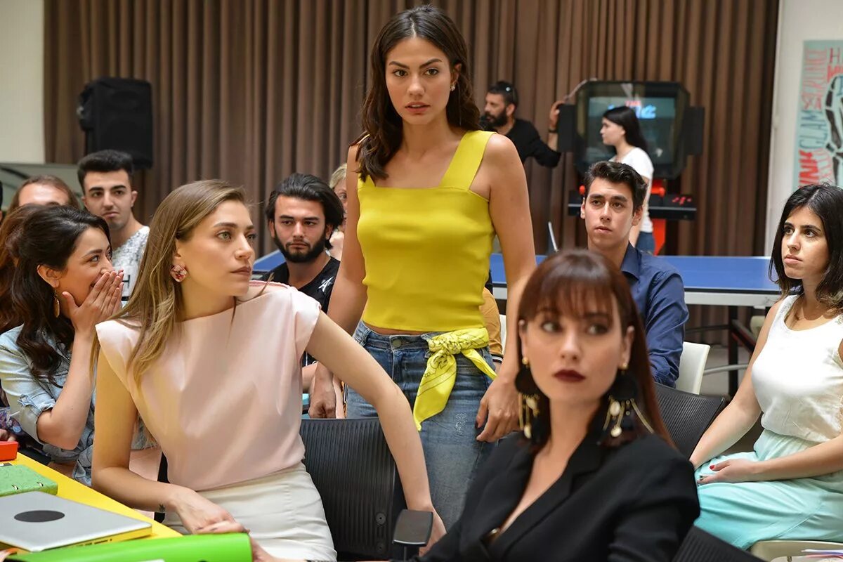 Северная звезда турецкий сериал. Сломанные жизни турецкий сериал на русском. Зимородок турецкий сериал сейран и ферит. Семья по случайности сериал. Тугче кумрал.