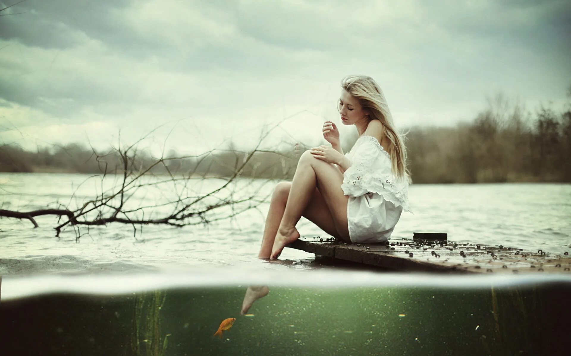Девушка у реки. Фотосессия на озере. Девушки на озере. Красивые девушки река