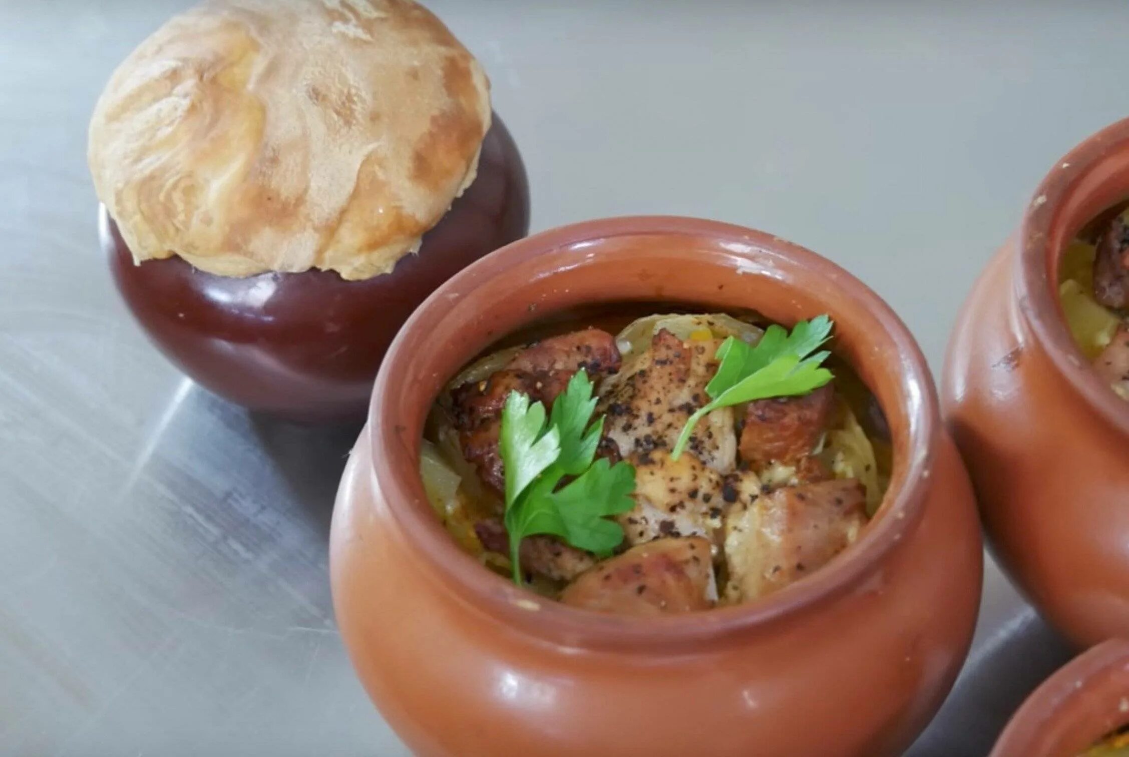 Африканские блюда в горшочках. Лосятины в горшочке в духовке. Лосятины в горшочке в духовке. Курица с картошкой в горшочке. Лосятины в горшочке в духовке.