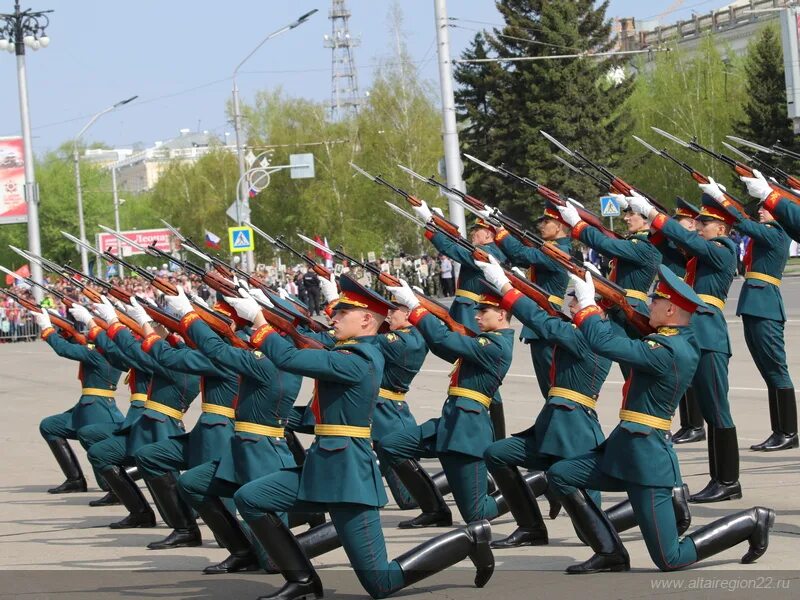 9 мая выступит. БЮИ барабанщицы. ДВЮИ МВД барабанщицы. Барабанщицы Волгоградская Академия МВД.