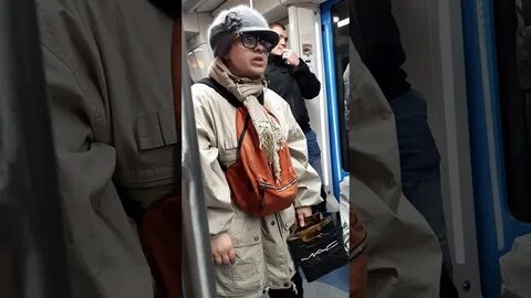 Просят деньги в метро