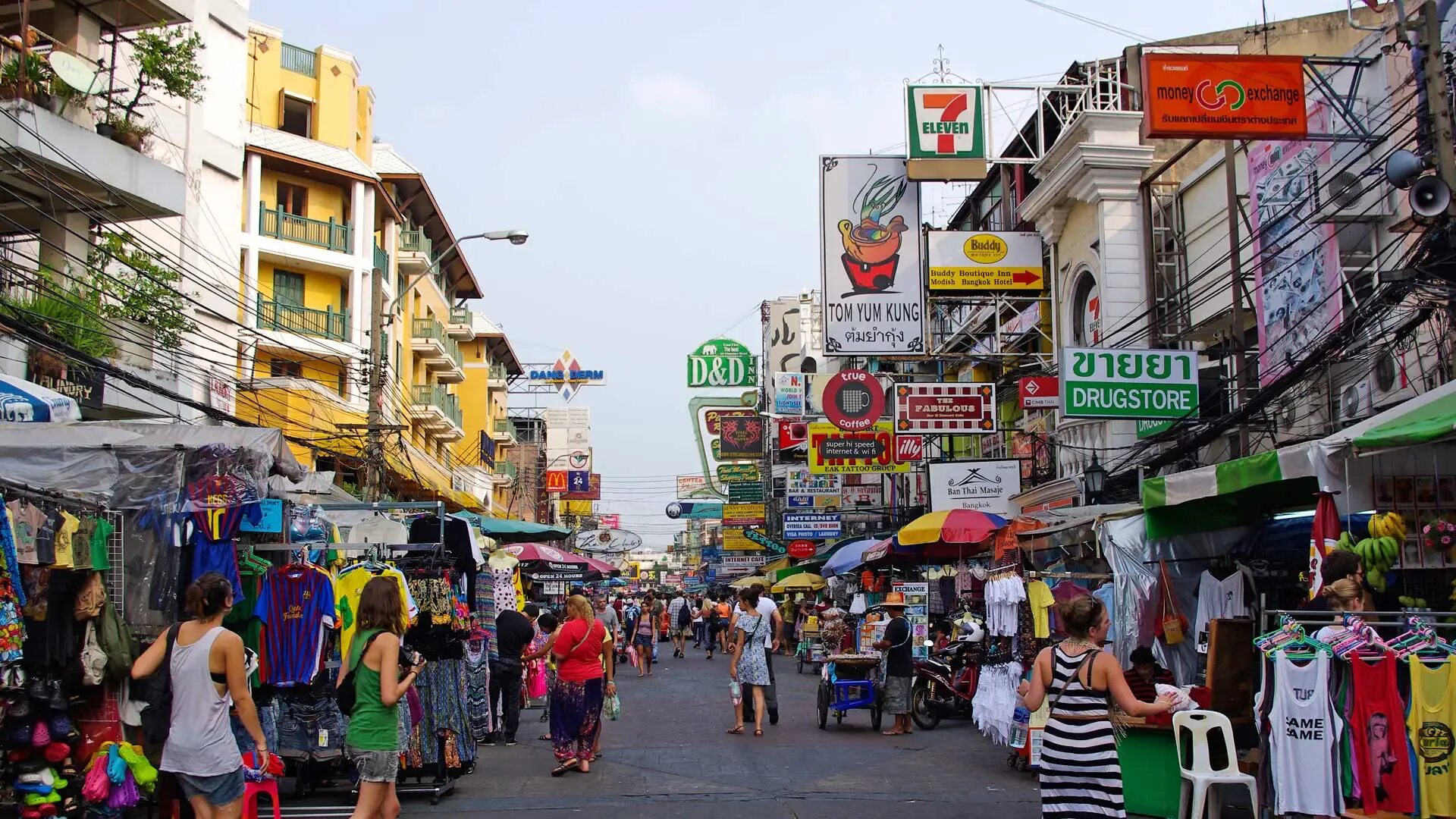 Thai streets. Каосан роуд Бангкок. Улица в Бангкоке Каосан роуд. Улица Каосан (Khao San Road). Рамбутри роад Бангкок.