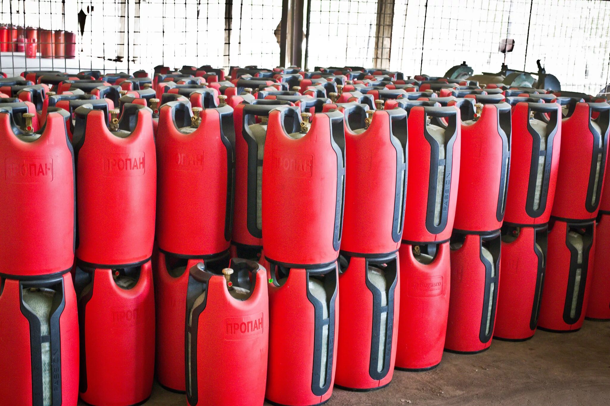 баллоны суг. газ сжиженный бутан  в баллоне. ящик для газового баллона. сжиженный углеводородный газ в баллонах. газ баллон пропан 20 литров.