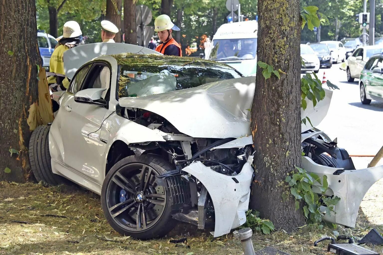 Разбитые новые машины. Разбитая БМВ м3 ф80. БМВ м4 битая. BMW f30 Разбитая.