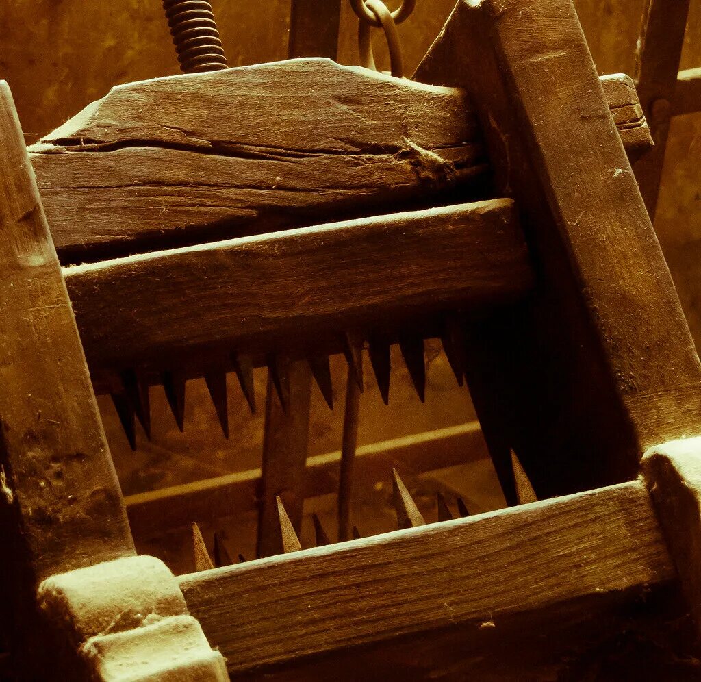 Место пыток. Средневековые орудия пыток Дыба. Набор инструментов для пыток.