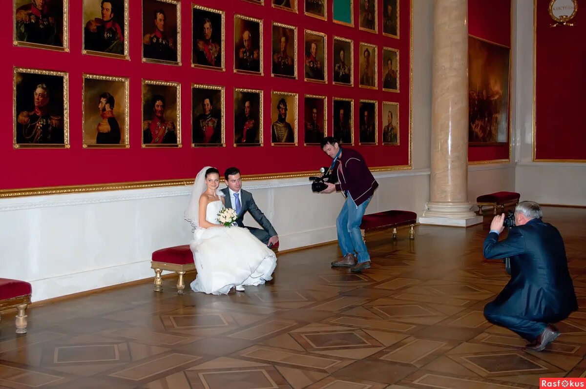 академия штиглица спб свадьба. свадьба в санкт-петербурге. люди в эрмитаже. эрмитаж можно фотографировать. академия штиглица санкт-петербург свадебная фотосессия.