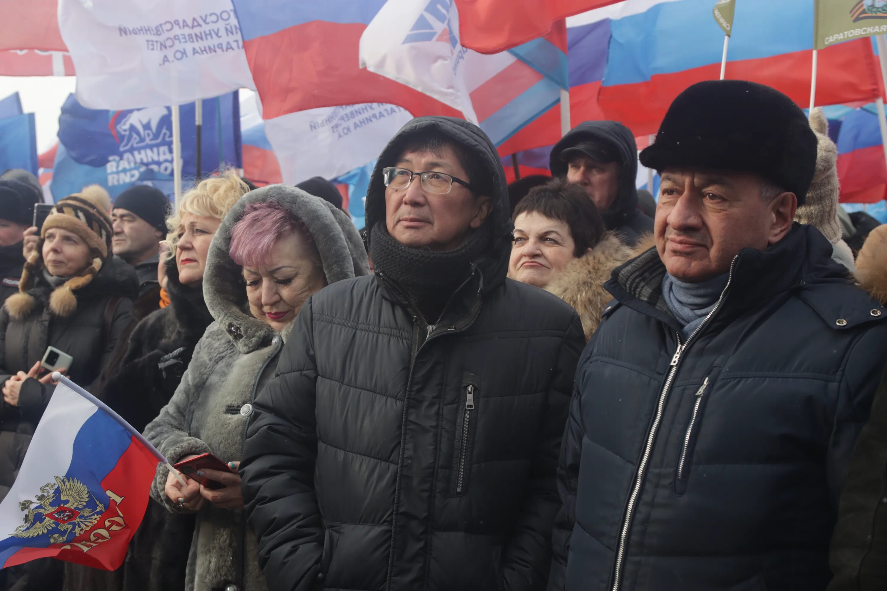 Митинги в России. Митинг в Саратове сейчас. Митинг в поддержку Путина. Митинг за войну. Митинг саратов сегодня