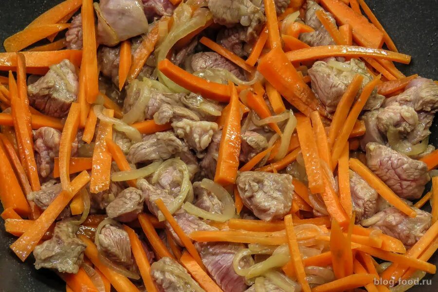 Ясай тяхан. Можно ли в сковороде вок готовить плов. Плов в воке со свининой. Тяхан с говядиной. Узбекский вок.