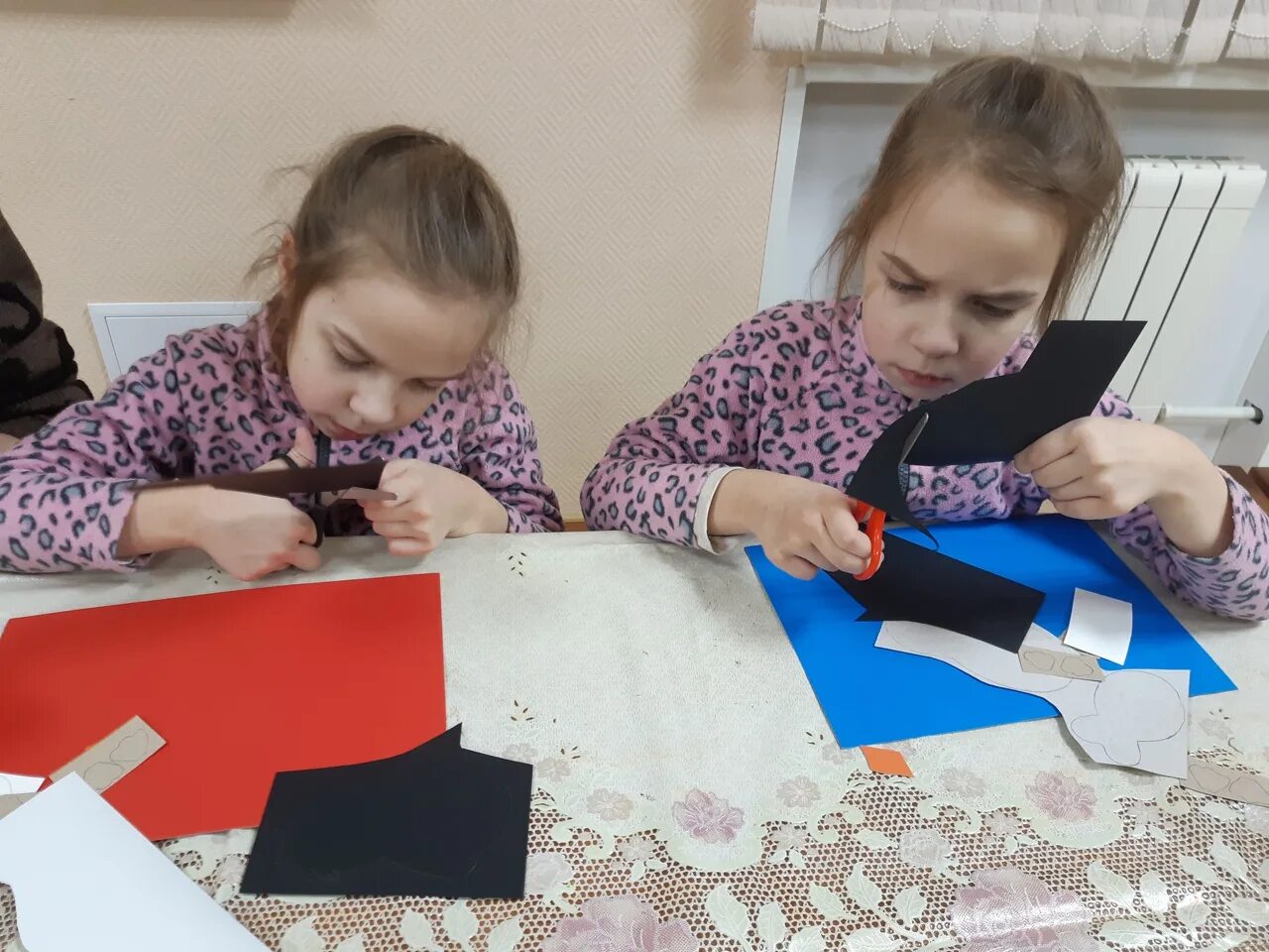 фото ученики делают аппликации. художественно-эстетическое развитие фото. дмитровск школа интернат. дети выполняют аппликацию в детском саду. ребята сделали аппликацию.