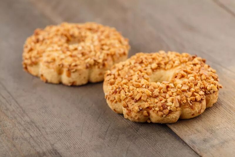 Дробленое печенье. Песочные кольца с арахисом. Печенье Колечки с арахисом. Печенье кольцо с арахисом. Пирожное песочное кольцо.