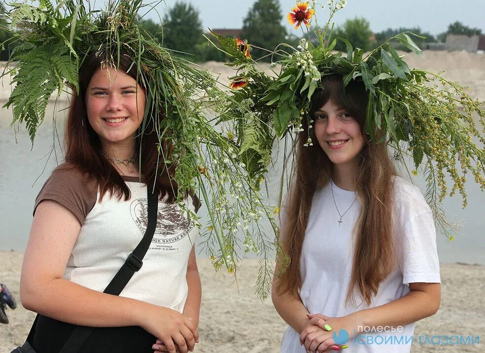 Купальский венок на ивана купала. Купальский венок на ивана купала. Девушка с венком купалле. Венок на купалле. Девушки плетут венки.