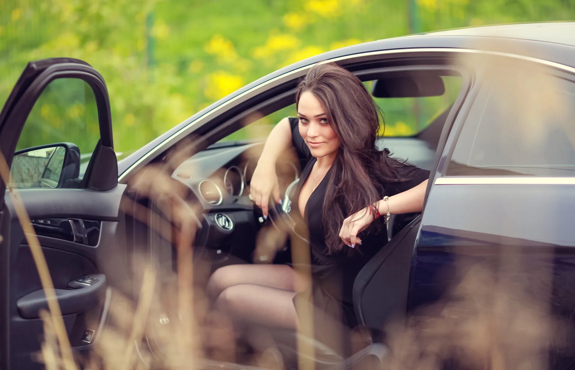 Авто девушка старт. Диана ретеган. Девушка любит машину. Красивые девушки и автомобили. Девушка возле бмв м5.