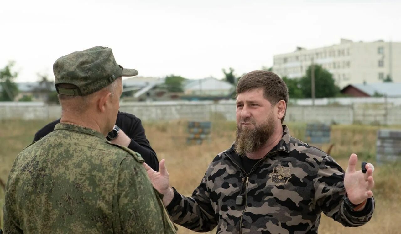 Кадыров на войне. Чеченцы военные. Командир чеченского спецназа на Украине. Рамзан Кадыров военный.