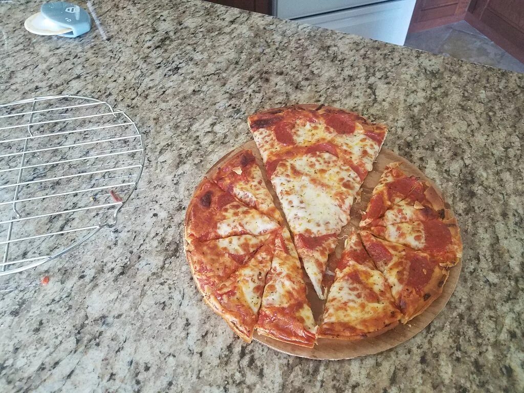 Пицца большие куски. Пицца разрезанная. Большой кусок пиццы. Разрезание пиццы. Смешная пицца.