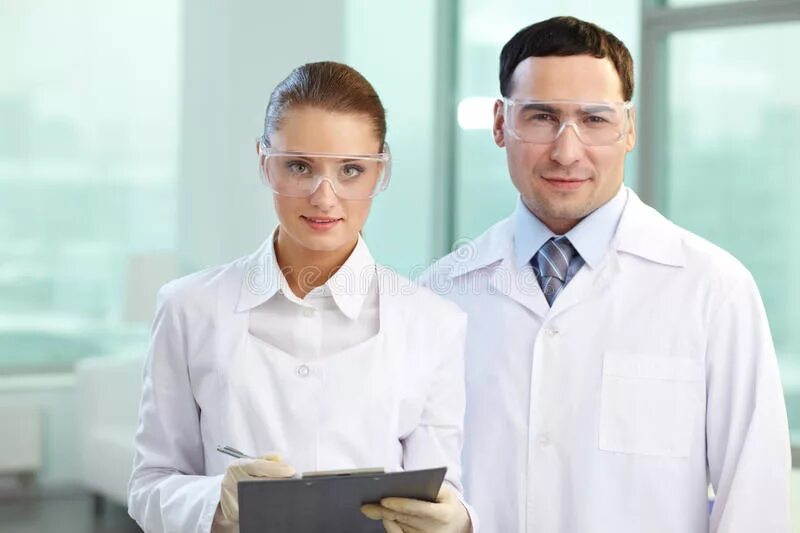 Учёные в лаборатории спорят. Медицинская биотехнология. Мужчина и женщина ученые. Два ученых. Мужчина ученый.