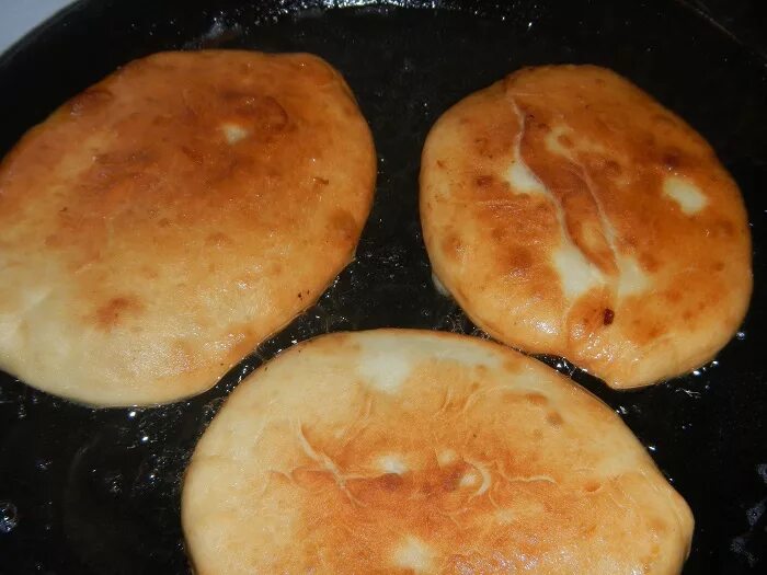 Тонкие пирожки на дрожжах на сковороде. Пирожки с капустой на сковородке. пирожки с капустой из дрожжевого теста на сковороде. пирожки с капустой жареные на сковороде на дрожжах. дрожжевое. тесто. для. пирожков. с капустой. на. сковороде.