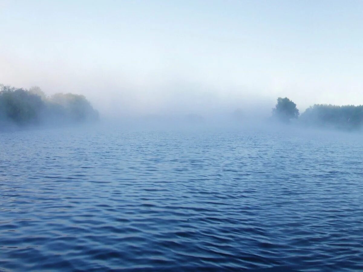 Озеро Леушинский туман. Туман над водой. Морской туман. Туман на воде. Дым в озерах