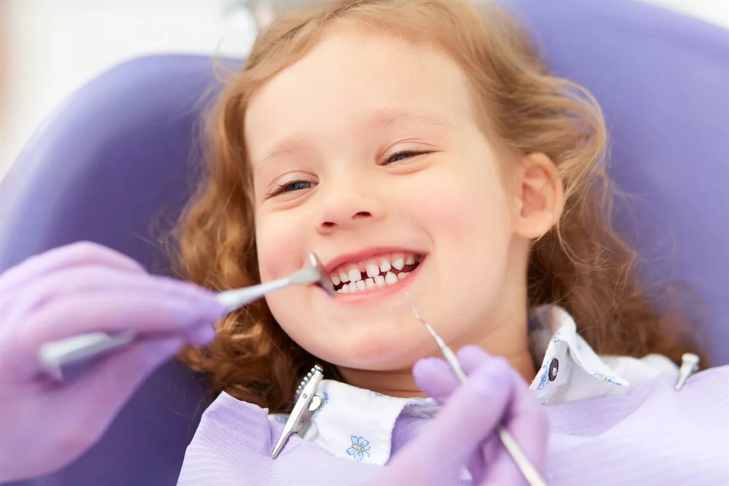 Почему надо следить за молочными зубами. Ребенок у стоматолога. Здоровые зубы у детей. Красивые детские зубки.