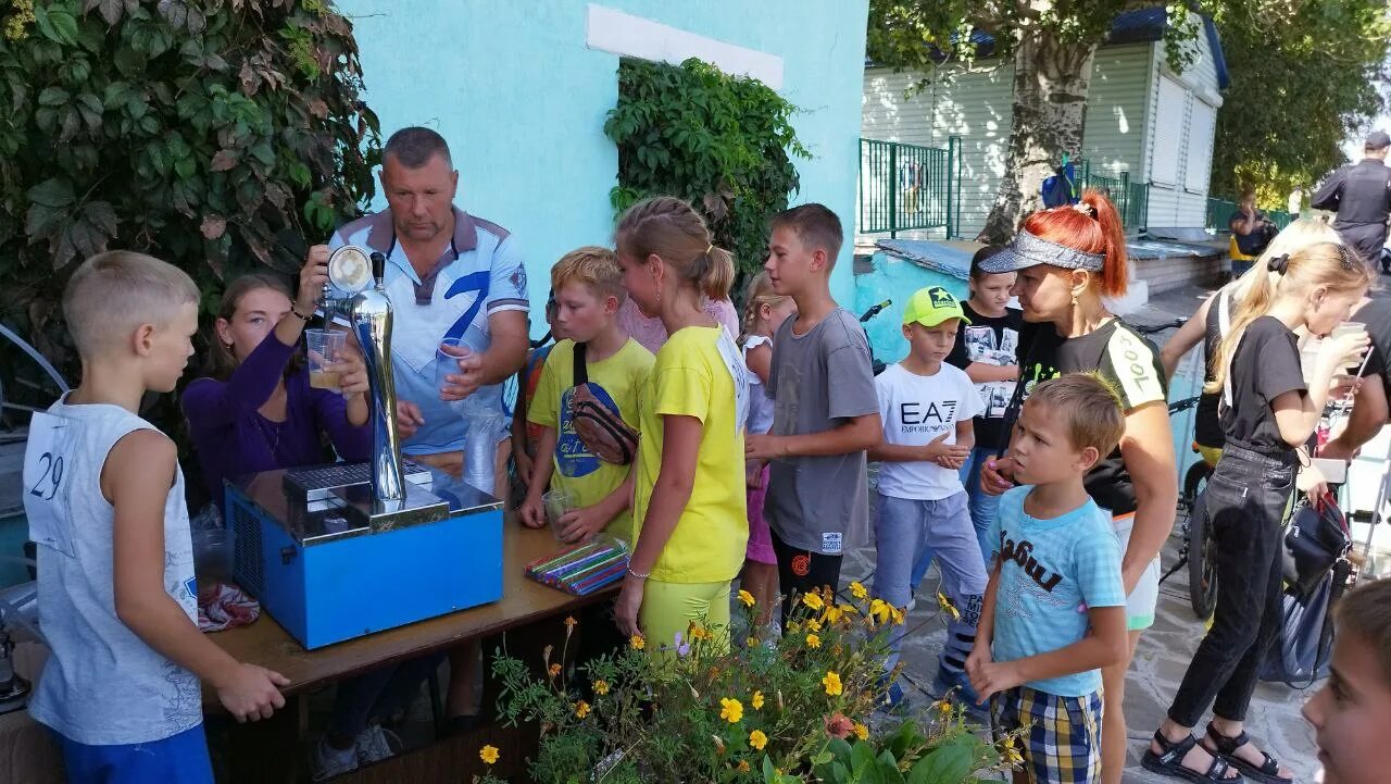 Новости геническа херсонской области сегодня последние. Геническ стадион Строитель. Министерство образования Геническ Гаврилова. Новости Геническ. Жители Геническа.