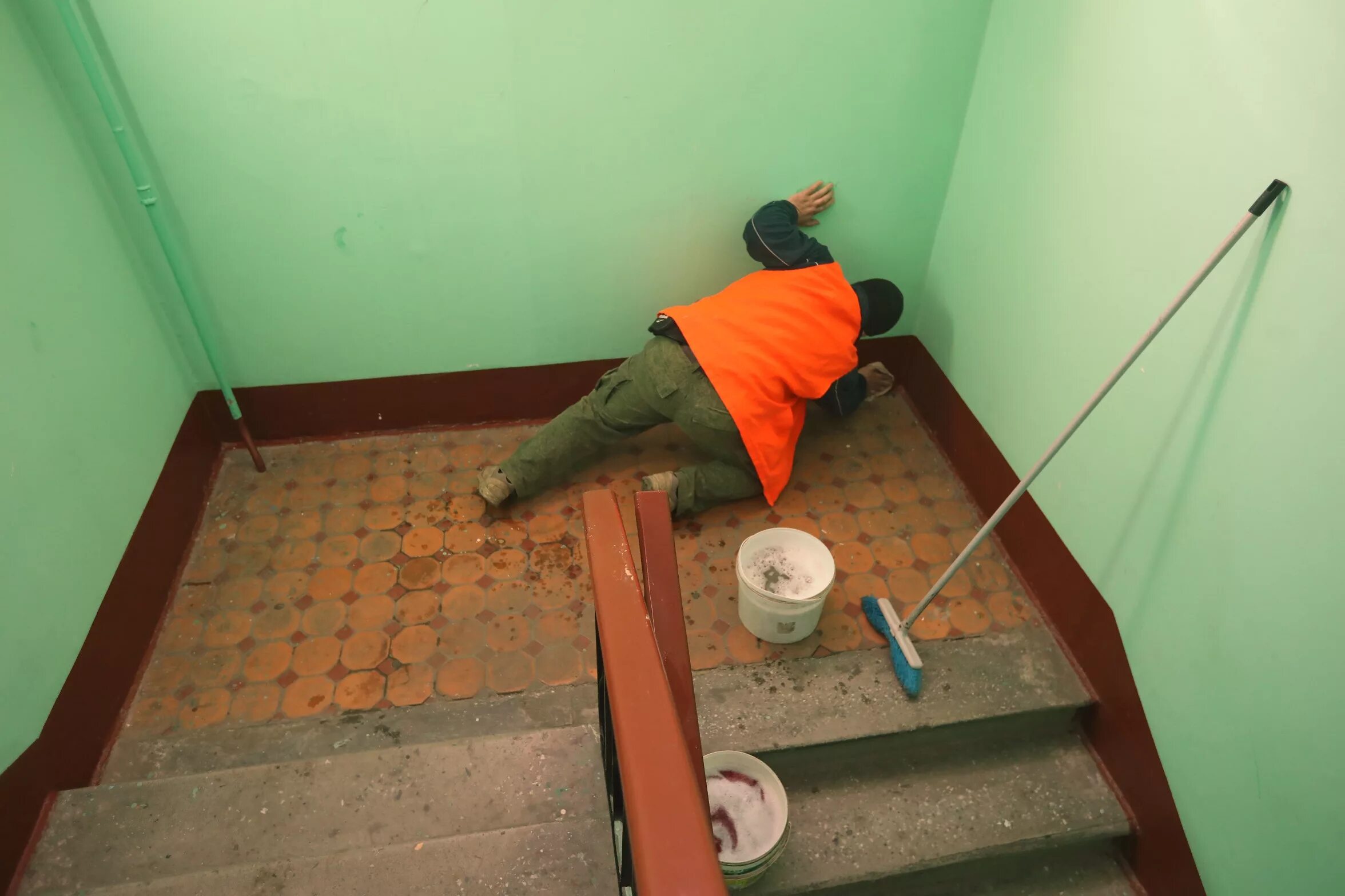 Компания по уборке подъездов. Уборка лестничных площадок. уборка подъездов. инвентарь для уборки подъездов. мытье полов в подъезде.