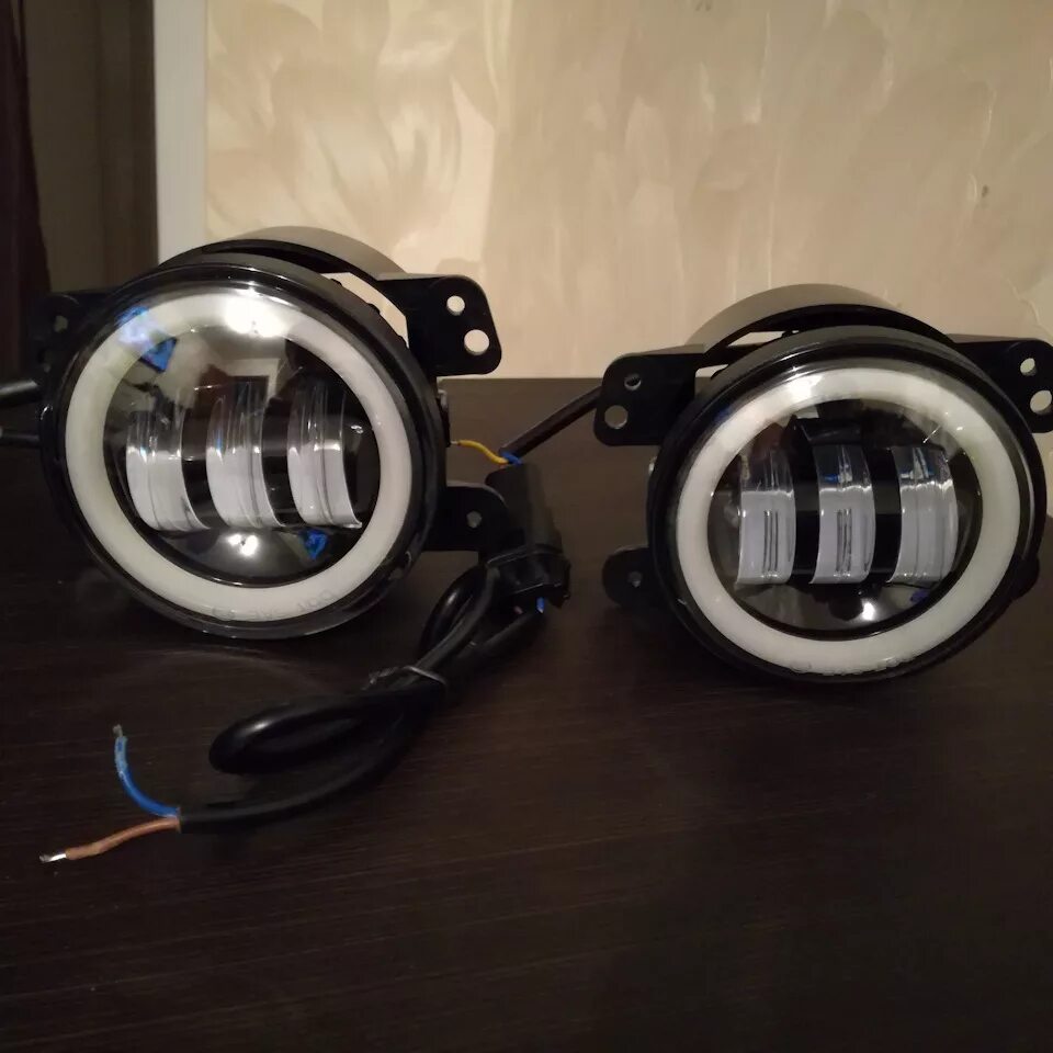 Противотуманные фары т300. Led фары противотуманные Chrysler 300c. Chrysler 300c led ПТФ. Противотуманки Крайслер 300с. Противотуманки led на Chrysler 300c.