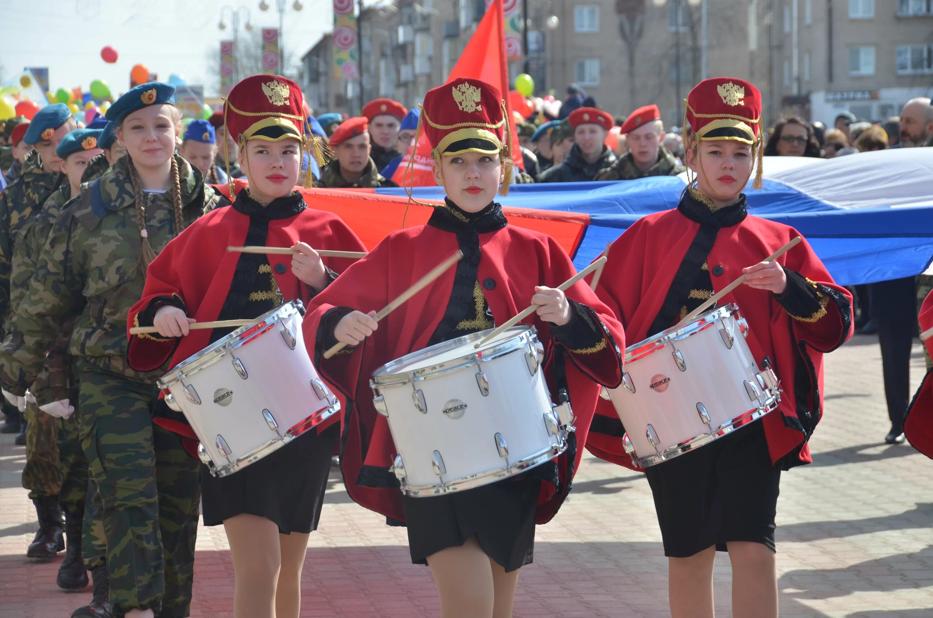 19 мая екатеринбург. Отряд барабанщиков. Отряд барабанщиков в Орленке. Отряд барабанщиков на 9 мая представление. Барабанщики весной дети.