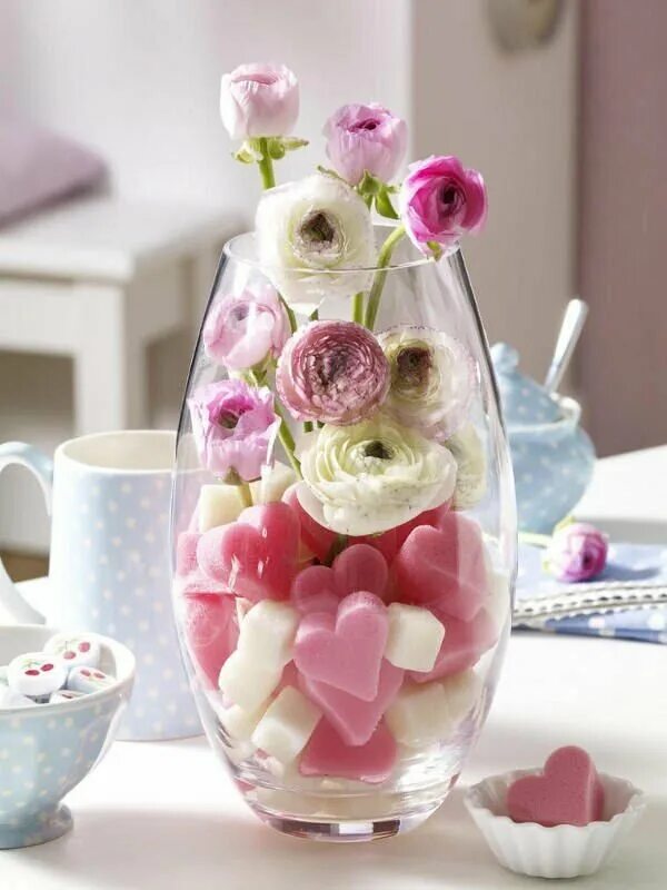 Украсить настроение. Сладости в прозрачной вазе. Букеты в необычных вазах. Нежные цветы и сладости. Оригинальный букет в вазе.