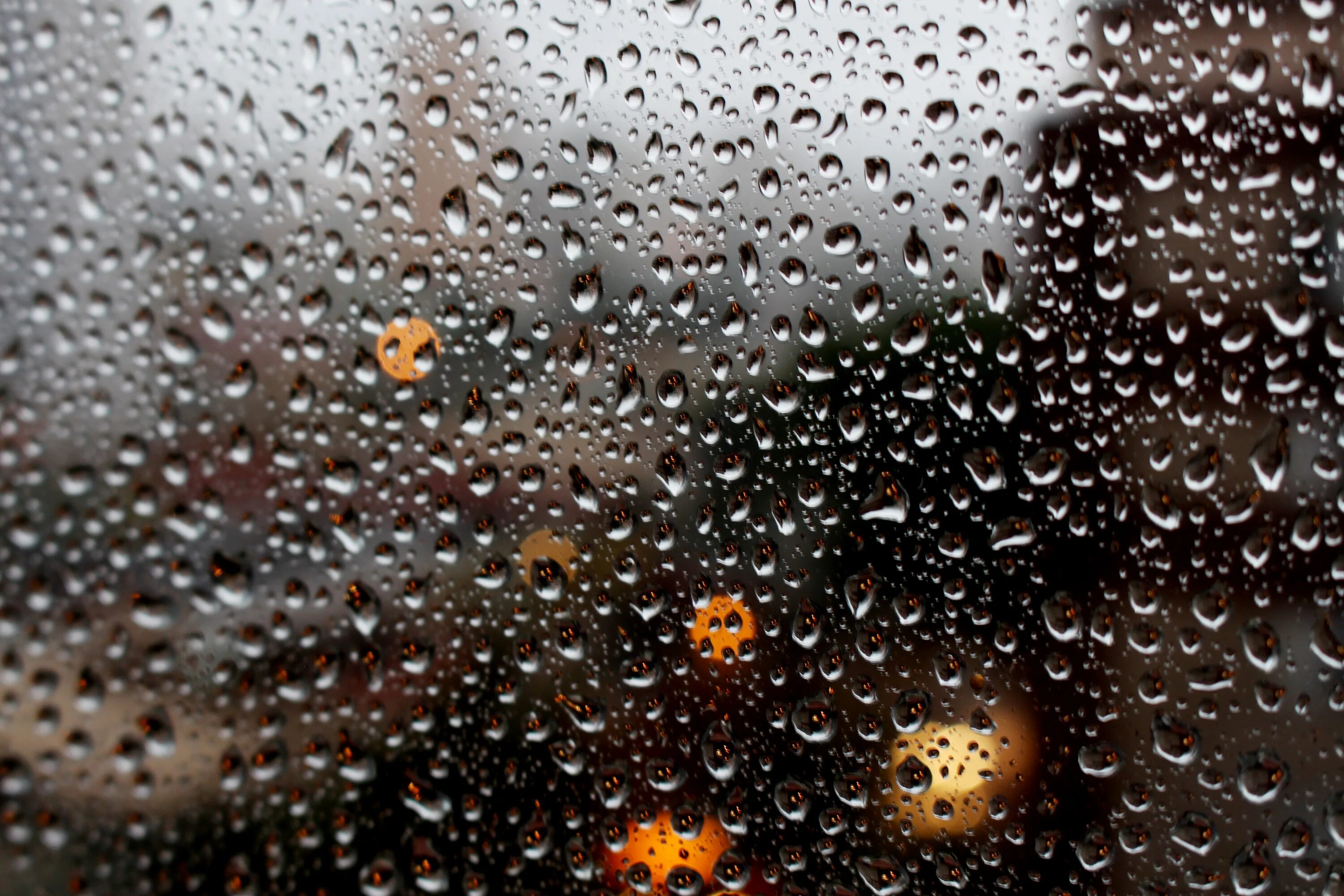 1 крупные капли дождя. Капли дождя. Капли на стекле. Картинки на рабочий стол дождь. Дождевые капли на стекле.