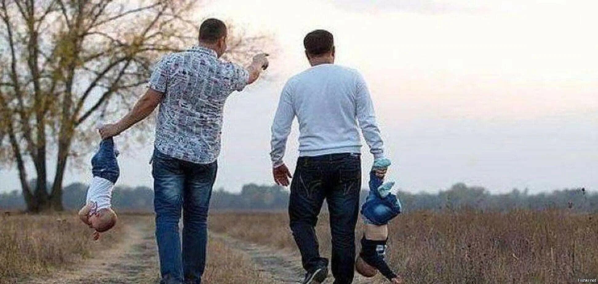 Анекдоты про детей и родителей. Отец картинки прикольные. Мама папа смешные фотографии. Включи папа не мама. Мемы про детей.