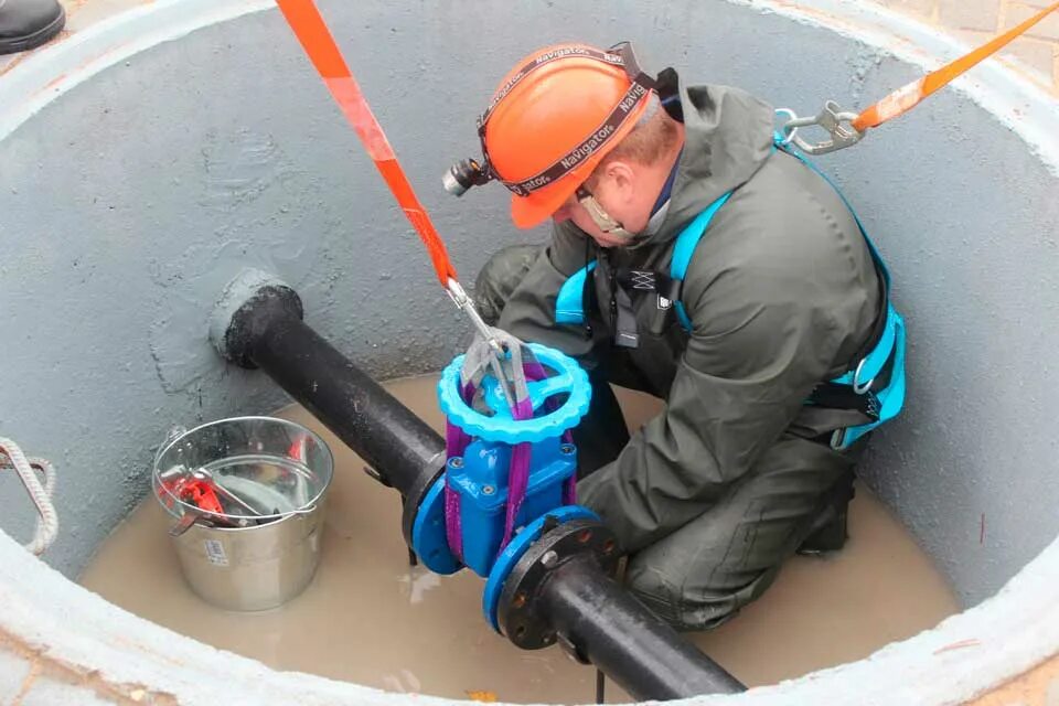 Слесарь АВР водопроводных сетей. Слесарь АВР Водоканал. Слесарь АВР Мосводосток. Монтаж водопровода в колодце. Осмотр арматуры