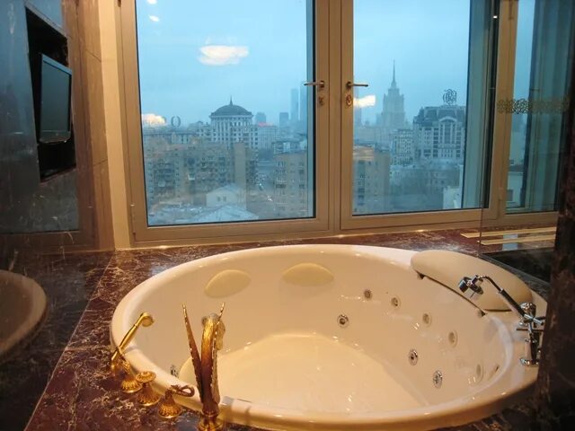 Шикарная ванна. Джакузи с панорамным видом в москве. Отель в москва сити с панорамным видом с джакузи. Виды джакузи. Москва сити апартаменты с джакузи.