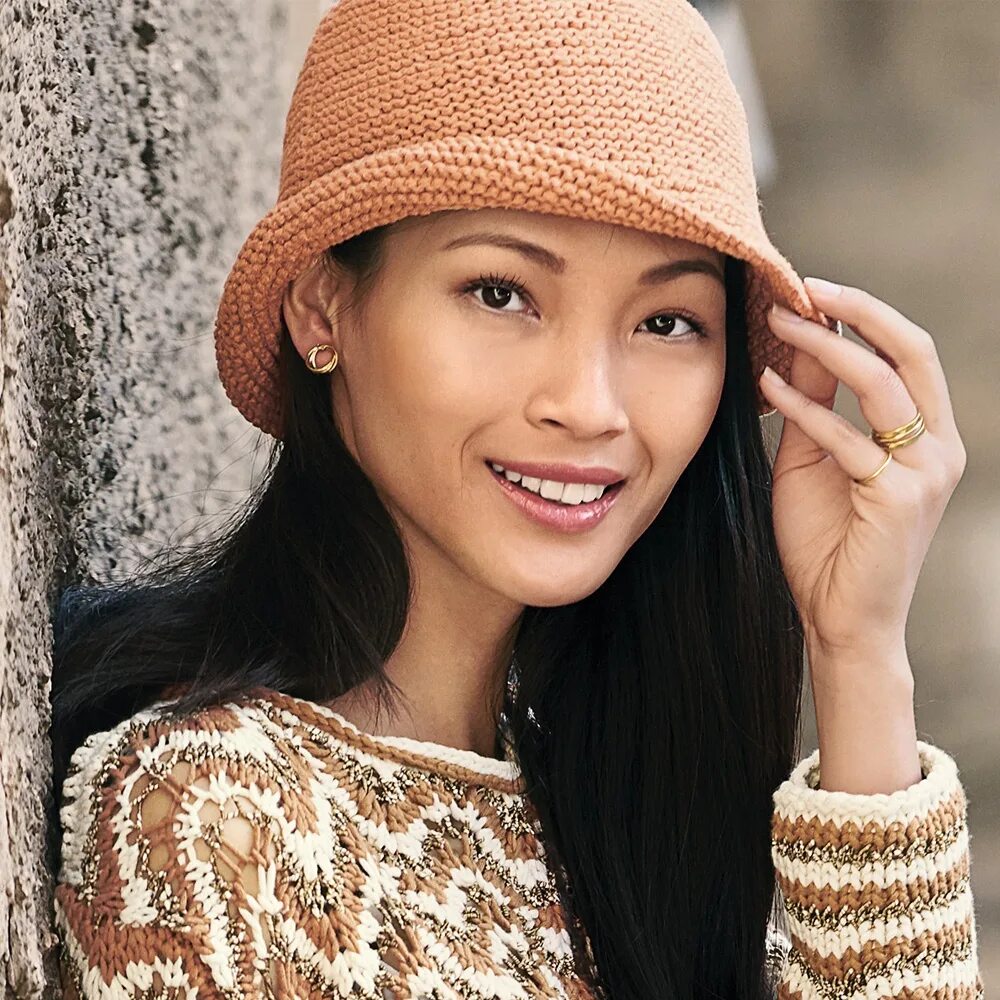 Шляпка вязаная спицами. Шапка вязаная. Вязаные головные уборы. Необычные шапки. Шляпка вязаная спицами.