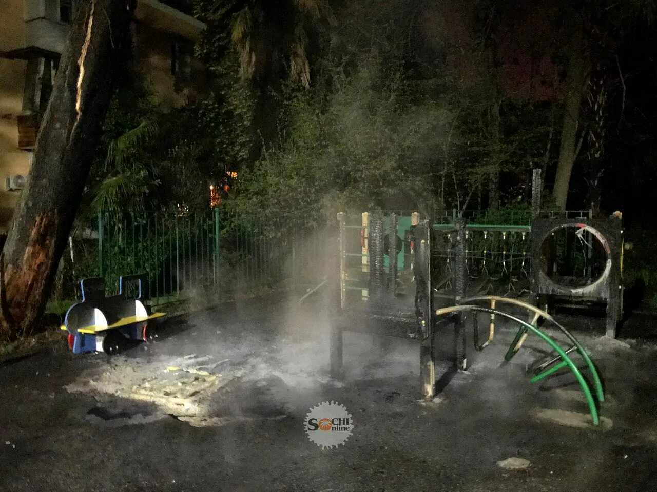 Пожар на детской площадке. Горит детская площадка. Хулиганы на детской площадке. Подожгли детскую площадку. Прорыв горячей воды в омске тепловая компания на малиновского 2022 01 10.