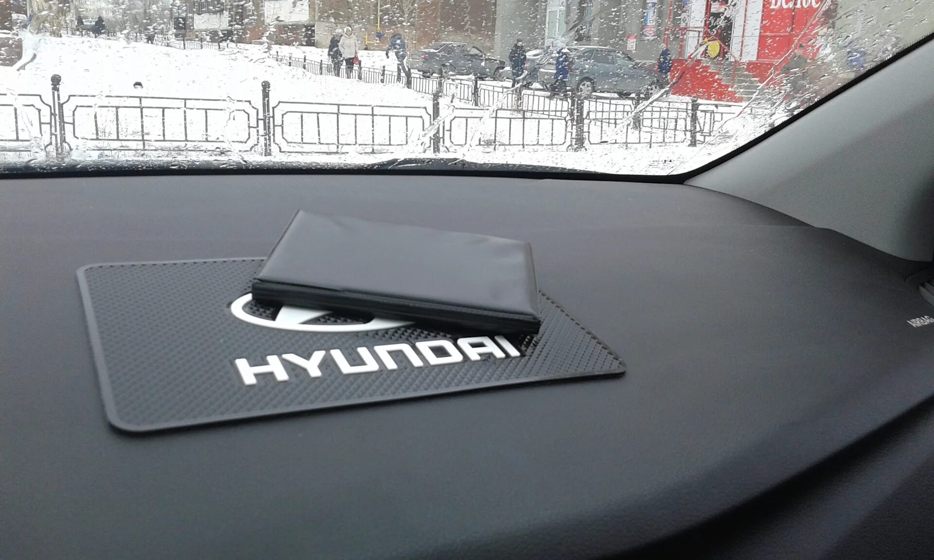 Коврик на торпеду купить. Коврик на торпеду Hyundai Creta. Hyundai Solaris коврик на Торпедо. Коврик на Торпедо Солярис 2. Коврик на панель приборов Хендай Солярис 2017г.