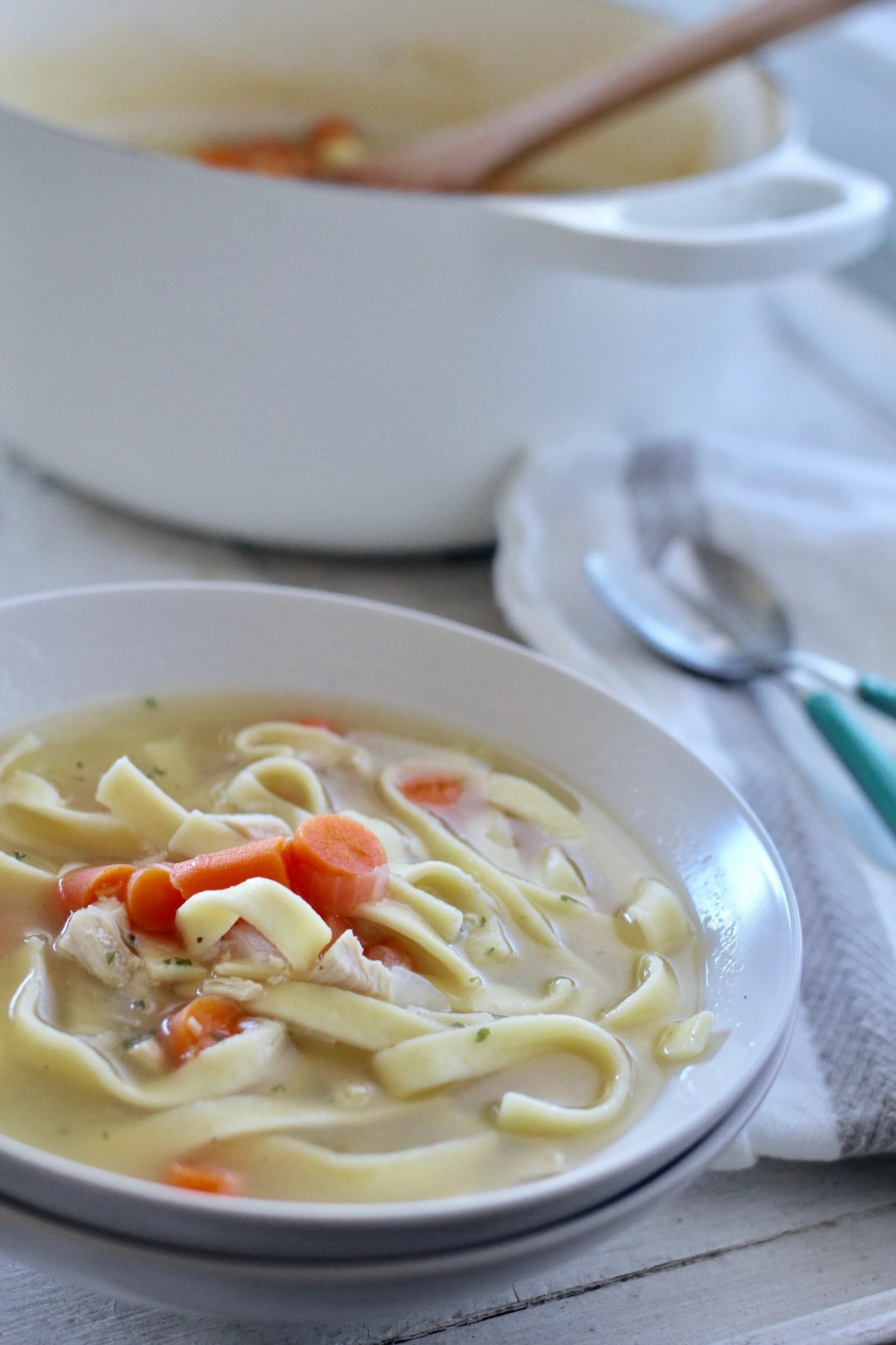 Суп с лапшой и овощами. Суп лапша. Лёгкий супчик с лапшой. Большая тарелка супа с лапшой.