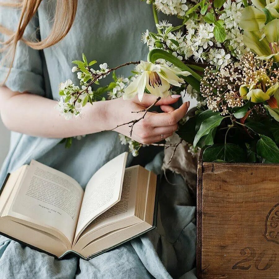 Цветок радости и вдохновения. Книга цветы. Фотосессия с книгой. Цветы в библиотеке. Букет и книга.