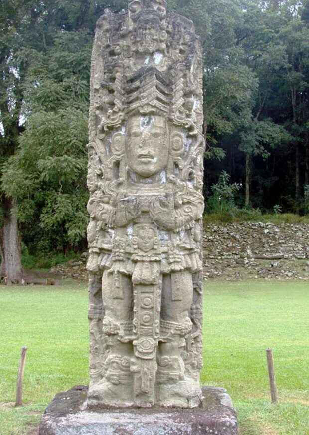 Май идол. Каменные истуканы Майя. Идолы Майя Майя каменные. Майя цивилизация скульптура стела. Ацтеки резные каменные идолы.