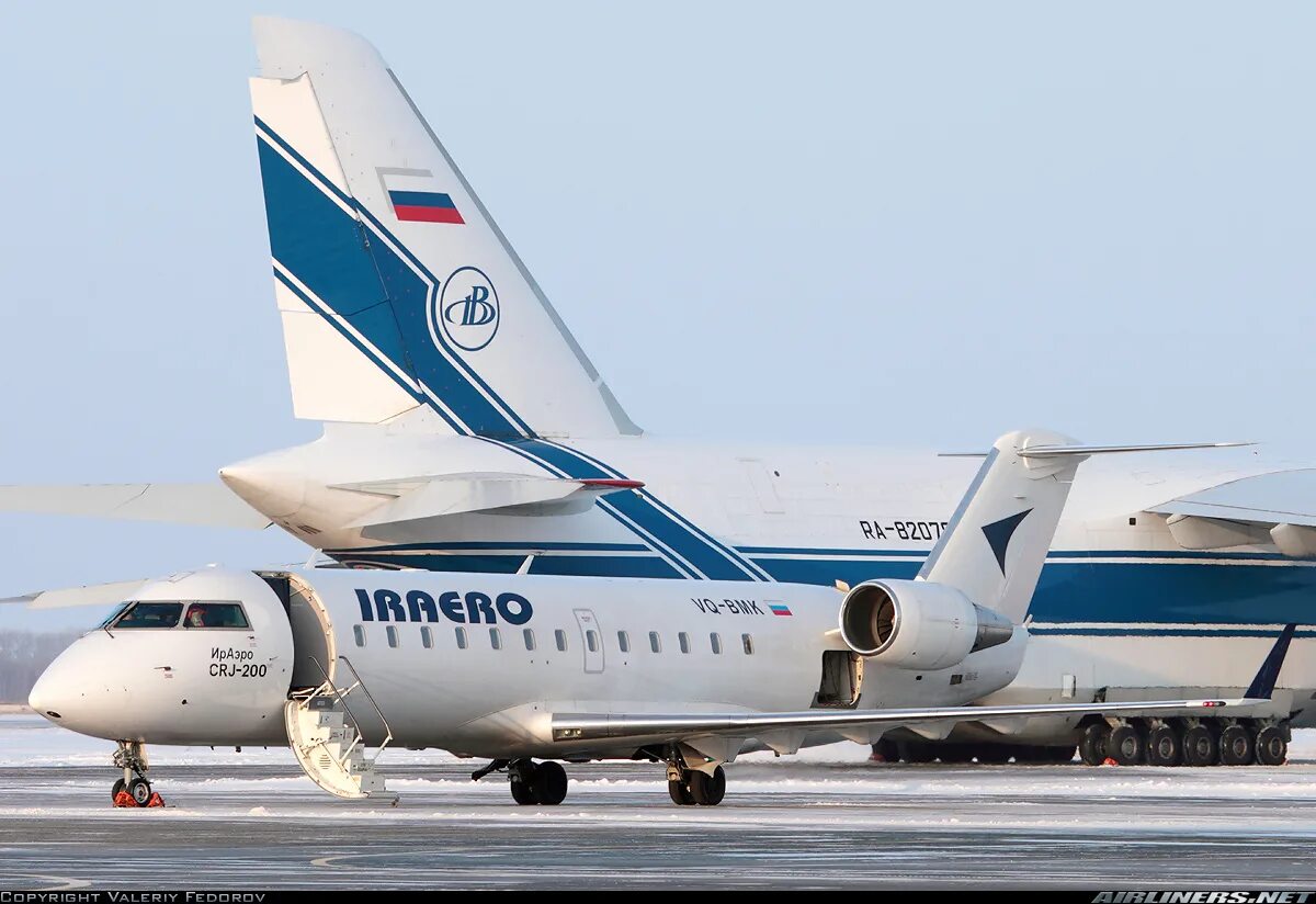 Bombardier crj 200. Бомбардир CRJ 200. Самолёт Bombardier CRJ-200. Бомбардье CRJ-100/200.