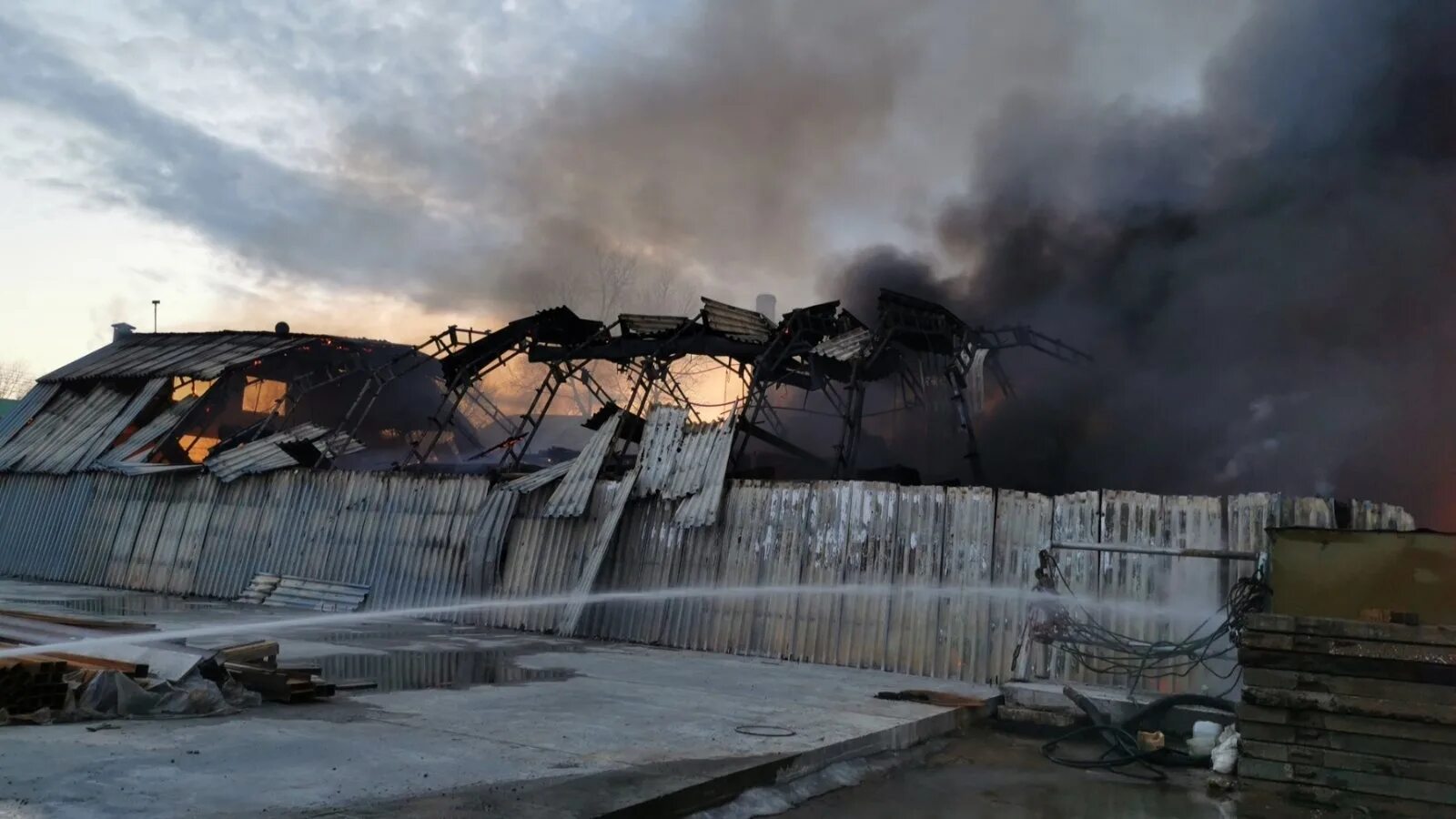 Пожар в Кинеле Самарской области. Кинель рынок пожар. Сгоревший ангар. Ангары после пожара. Сгорел ангар