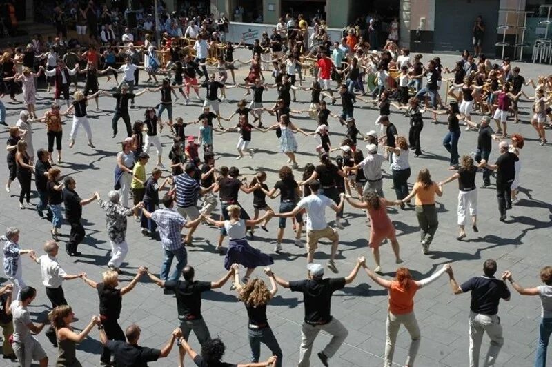 Танцы много людей. Каталонский танец Сардана. Сардана танец в Каталонии. Сардана испанский танец. Сардана в Барселоне.