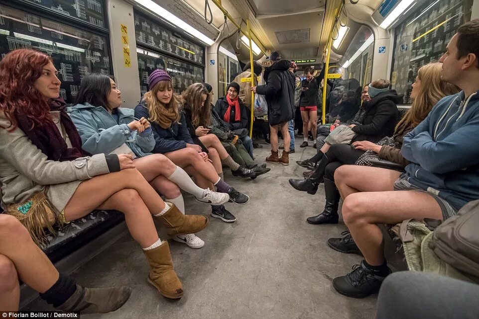 Без штанов без цензуры. No Pants Subway Ride Москва. Нью Йорк метро без штанов. В метро без штанов 2016. В метро без штанов 2016 Москва.