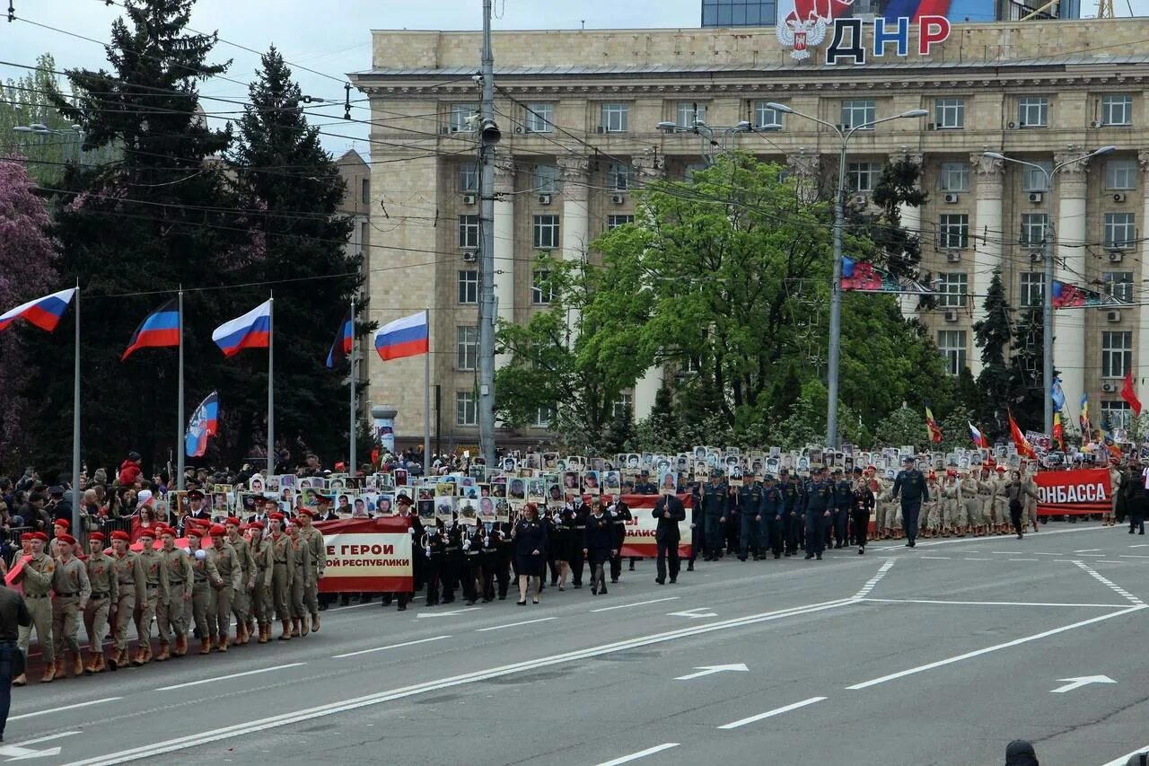 Украшение зданий в поддержку Российской армии на Украине. Захват мирное