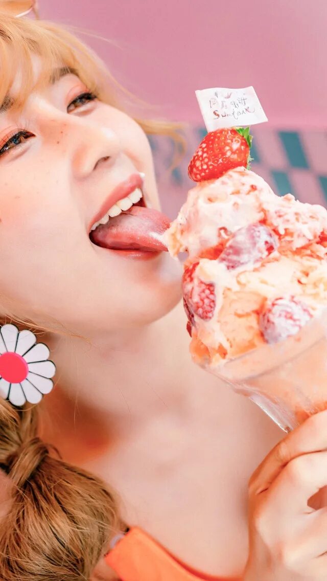 Волосы сладость. Мороженое наслаждение. Мороженое на лице девушки. Сладкое личико у девушки. Вкусняшки волосы.