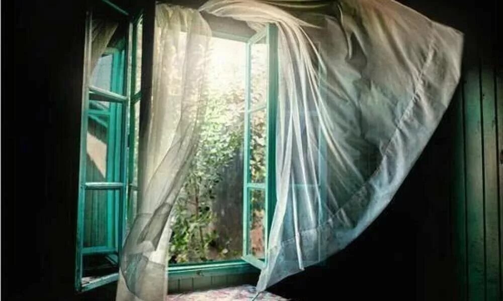 За закрытыми шторами грязными окнами. Окно с занавесками старые. За закрытыми шторами грязными окнами. Старые шторы. За закрытыми шторами грязными окнами.