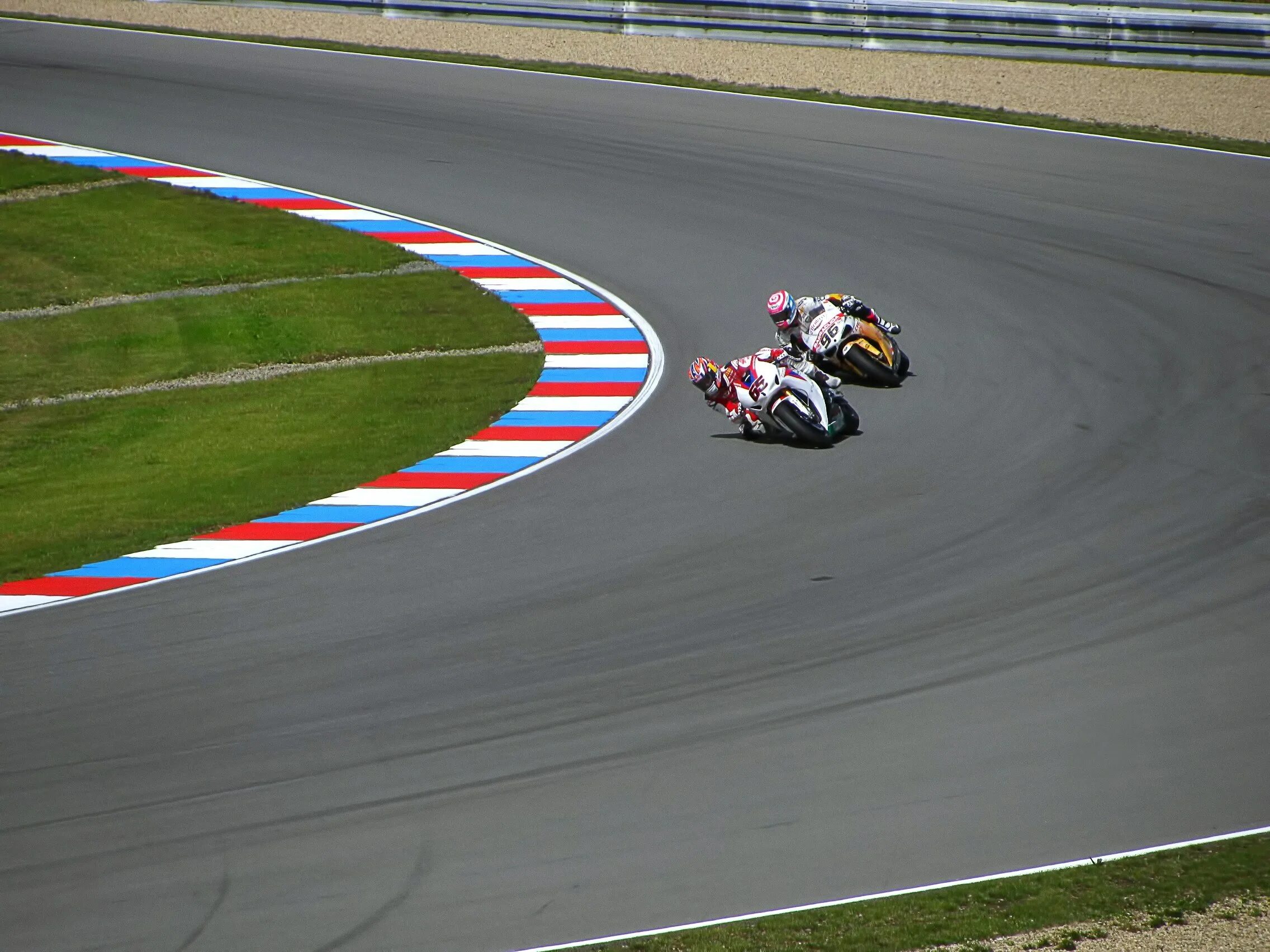 Moto bike races. Мотоцикл на треке. Гоночная трасса. Гонки на мотоциклах на треке. Трасса для мотогонок.