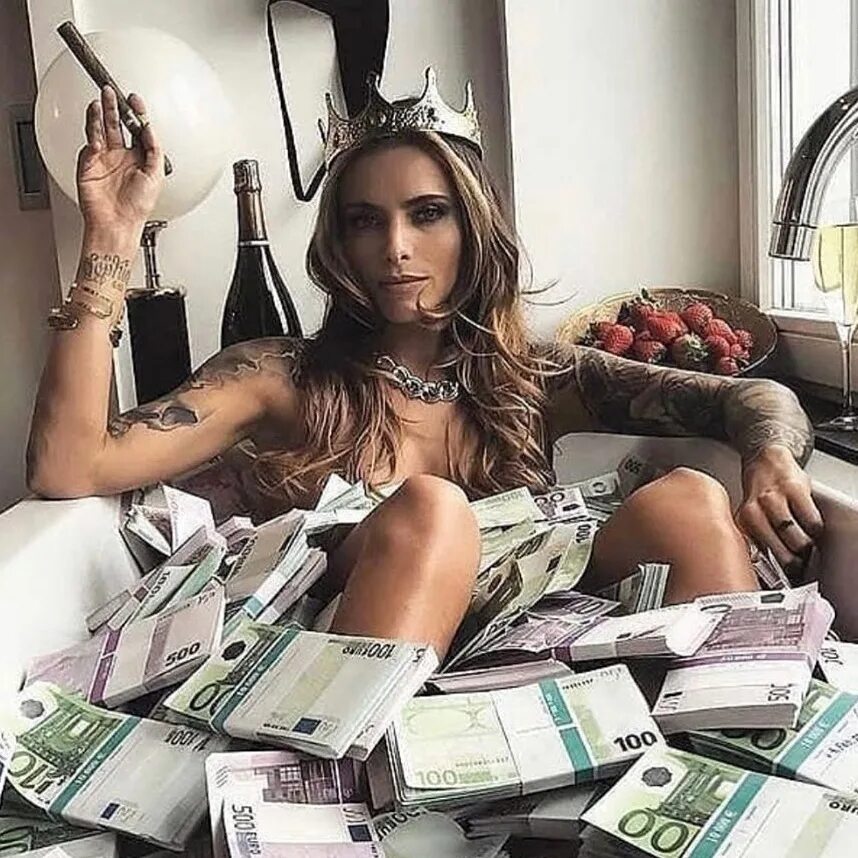Expensive rich. Девушка с деньгами. Девушка с кучей денег.