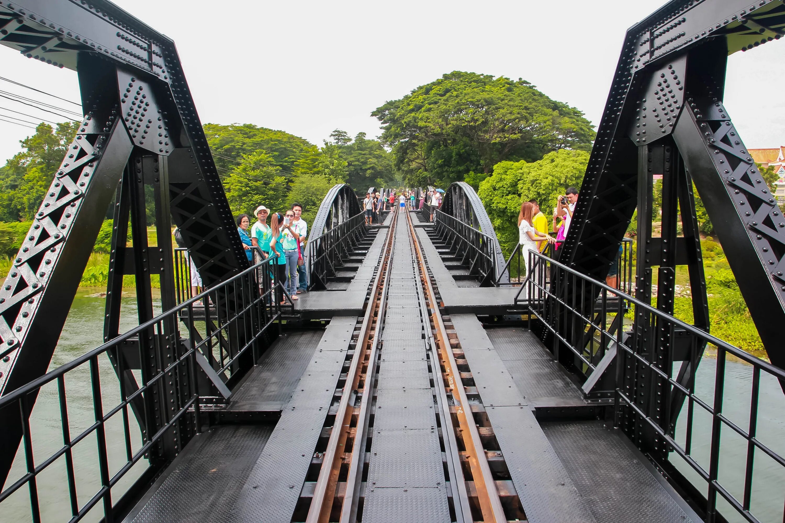 Платформы для развлечения. Мост через реку Квай Тайланд. Канчанабури. Канчанабури город. Канчанабури Таиланд.